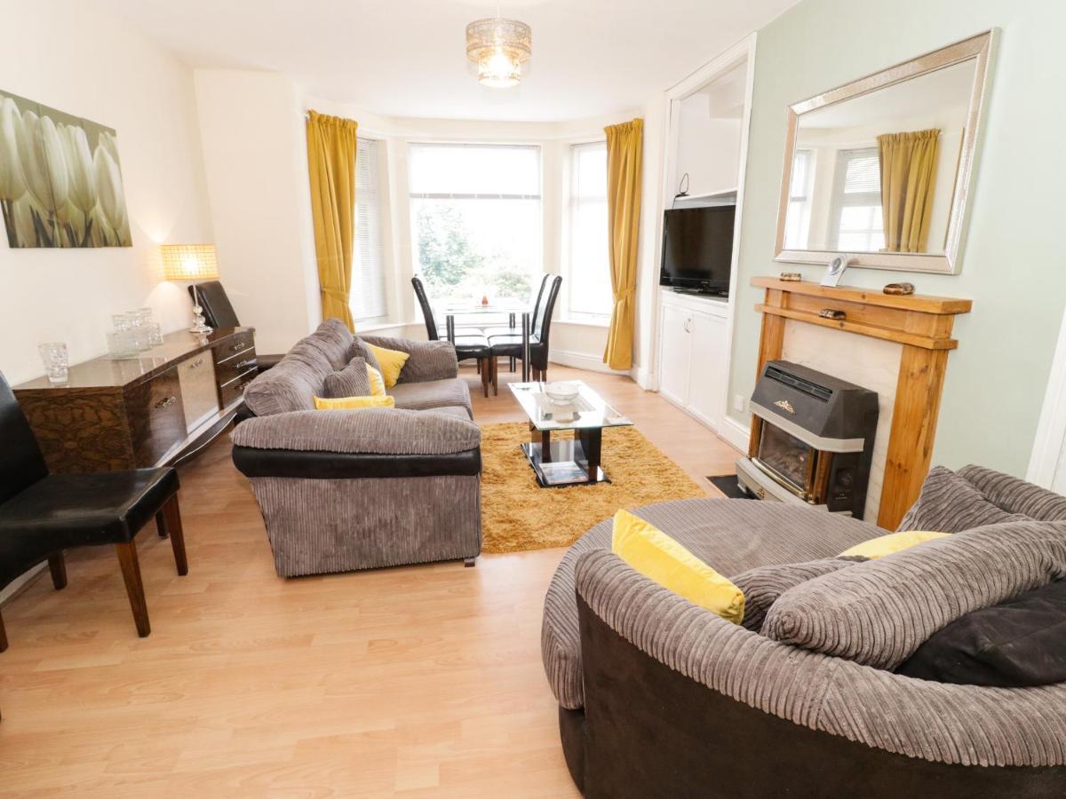 Llys Madoc, Basement Apartment Penmaen-mawr 외부 사진