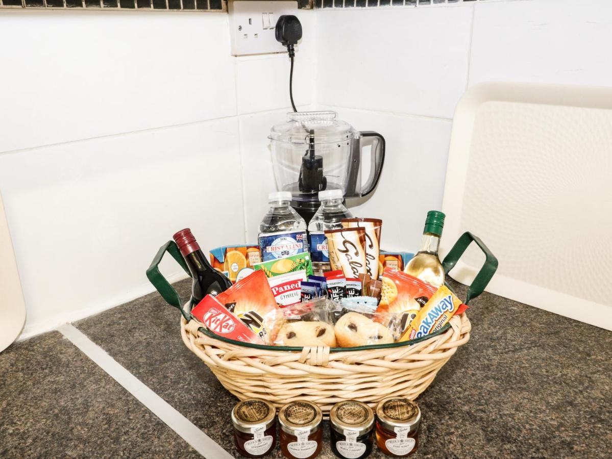 Llys Madoc, Basement Apartment Penmaen-mawr 외부 사진