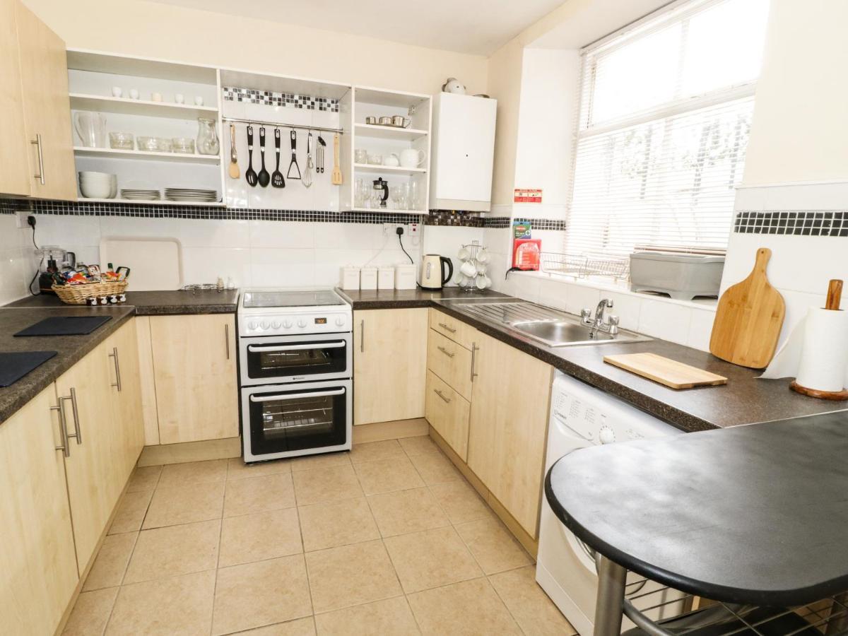 Llys Madoc, Basement Apartment Penmaen-mawr 외부 사진