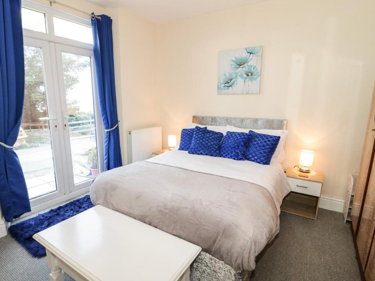 Llys Madoc, Basement Apartment Penmaen-mawr 외부 사진