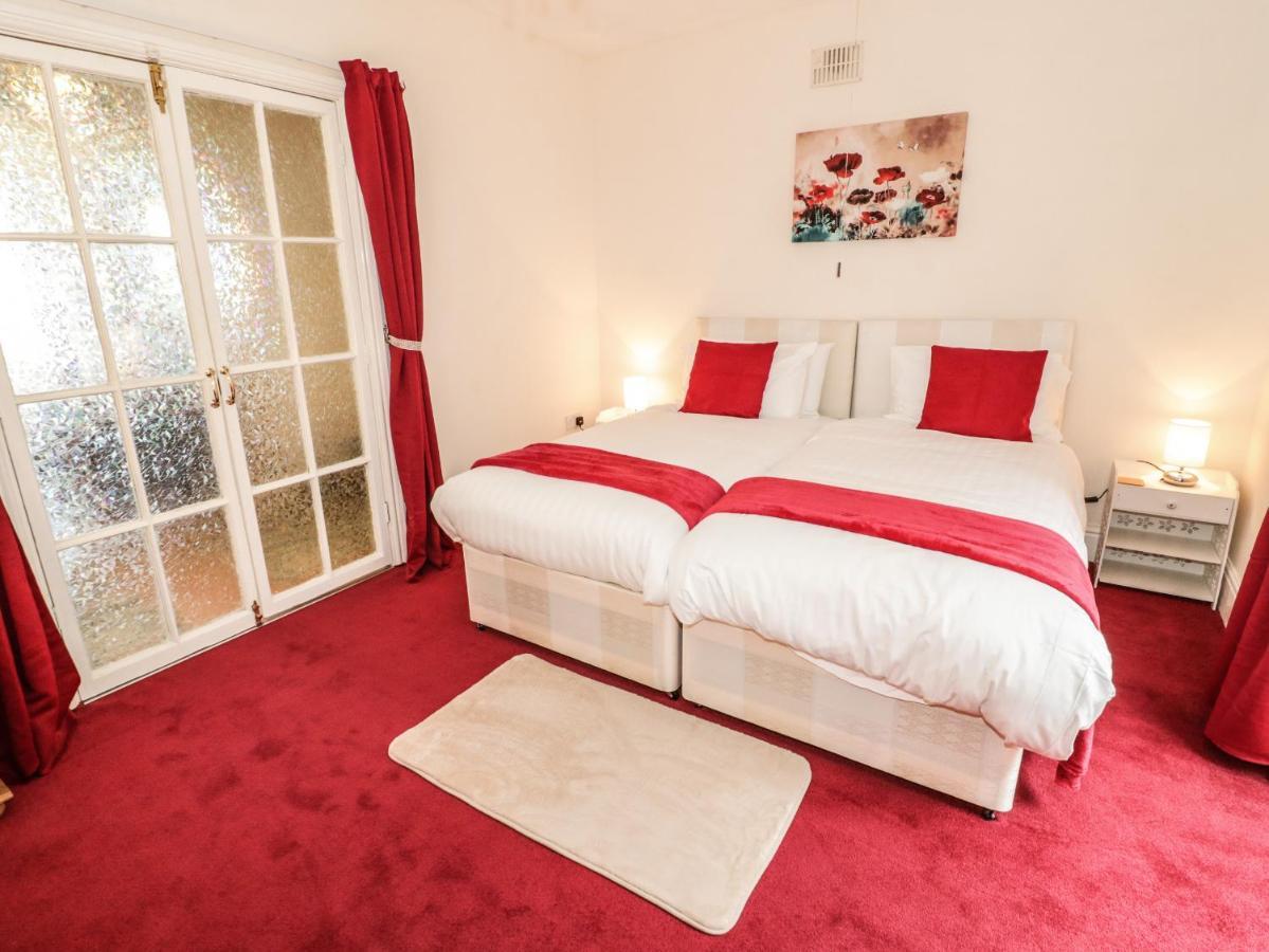 Llys Madoc, Basement Apartment Penmaen-mawr 외부 사진