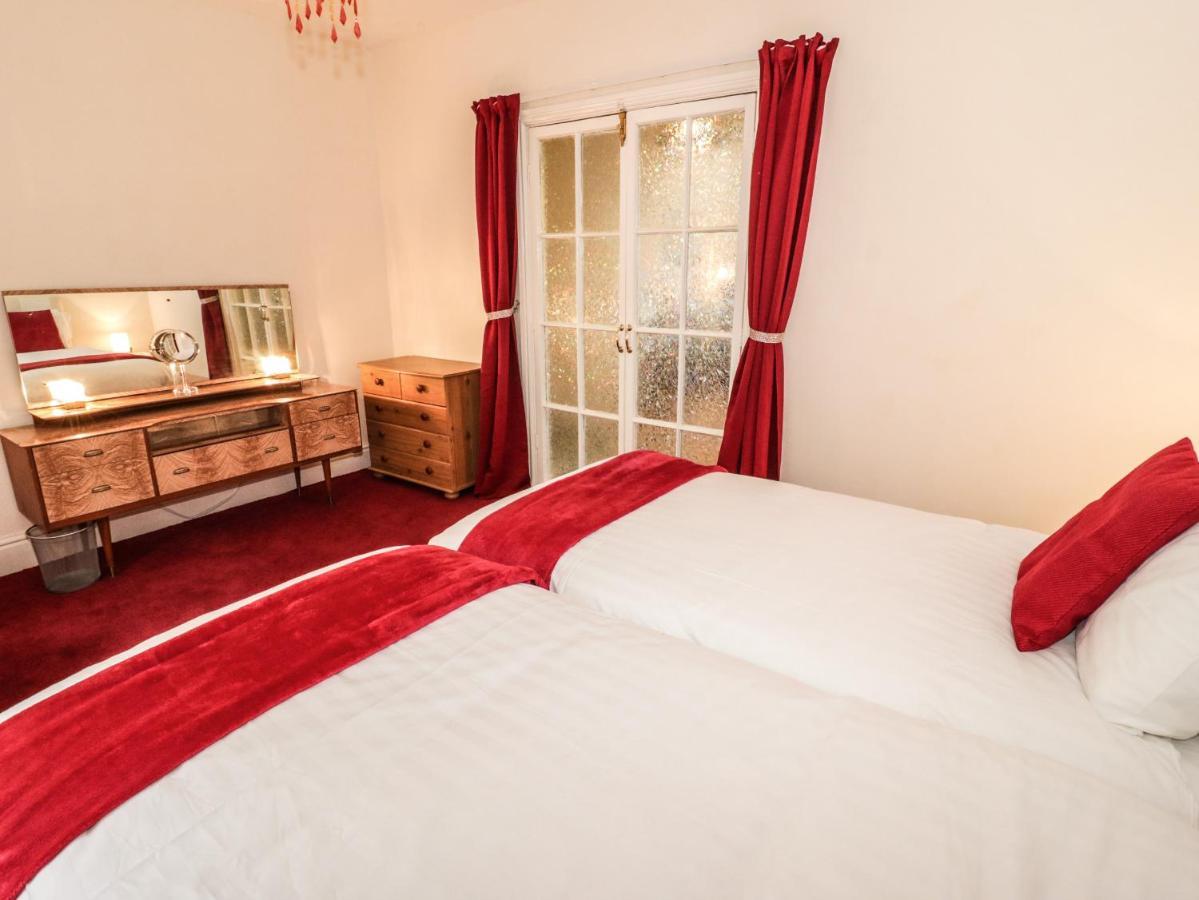 Llys Madoc, Basement Apartment Penmaen-mawr 외부 사진