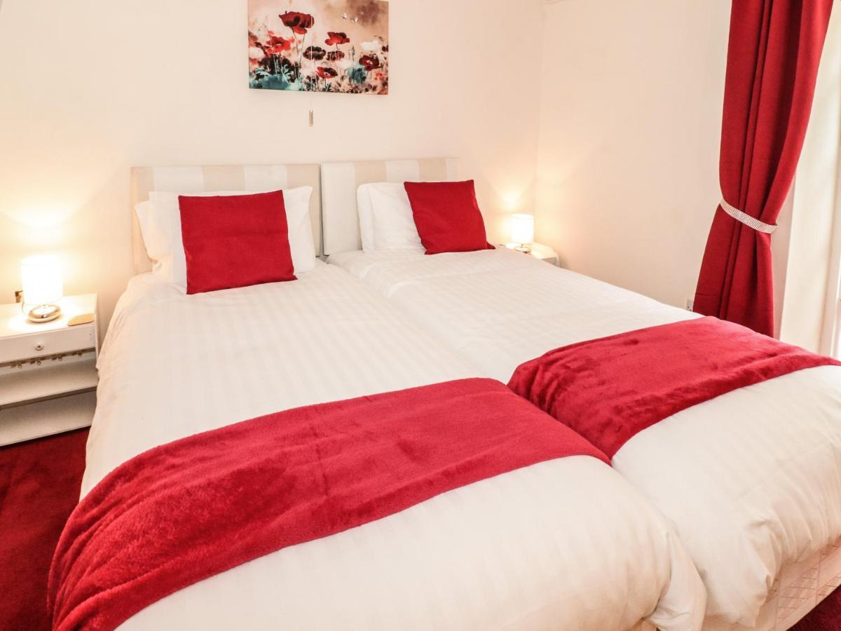 Llys Madoc, Basement Apartment Penmaen-mawr 외부 사진