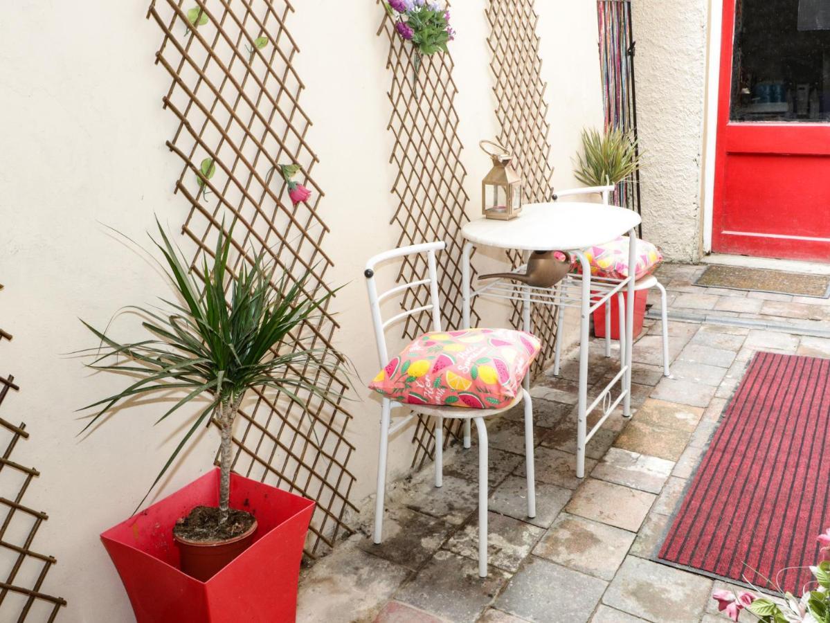Llys Madoc, Basement Apartment Penmaen-mawr 외부 사진