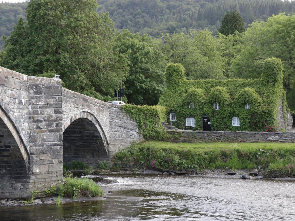 Llys Madoc, Basement Apartment Penmaen-mawr 외부 사진