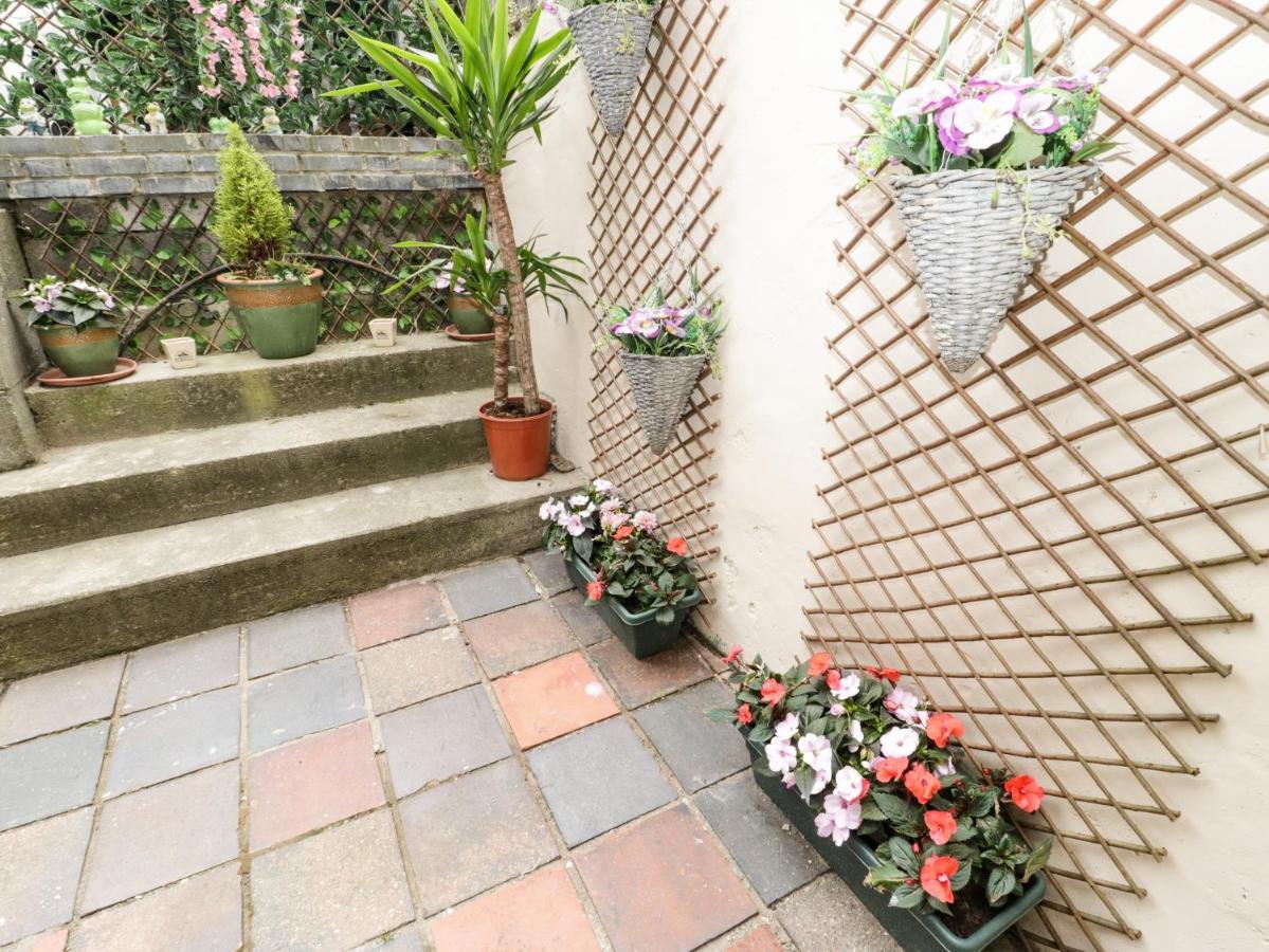 Llys Madoc, Basement Apartment Penmaen-mawr 외부 사진