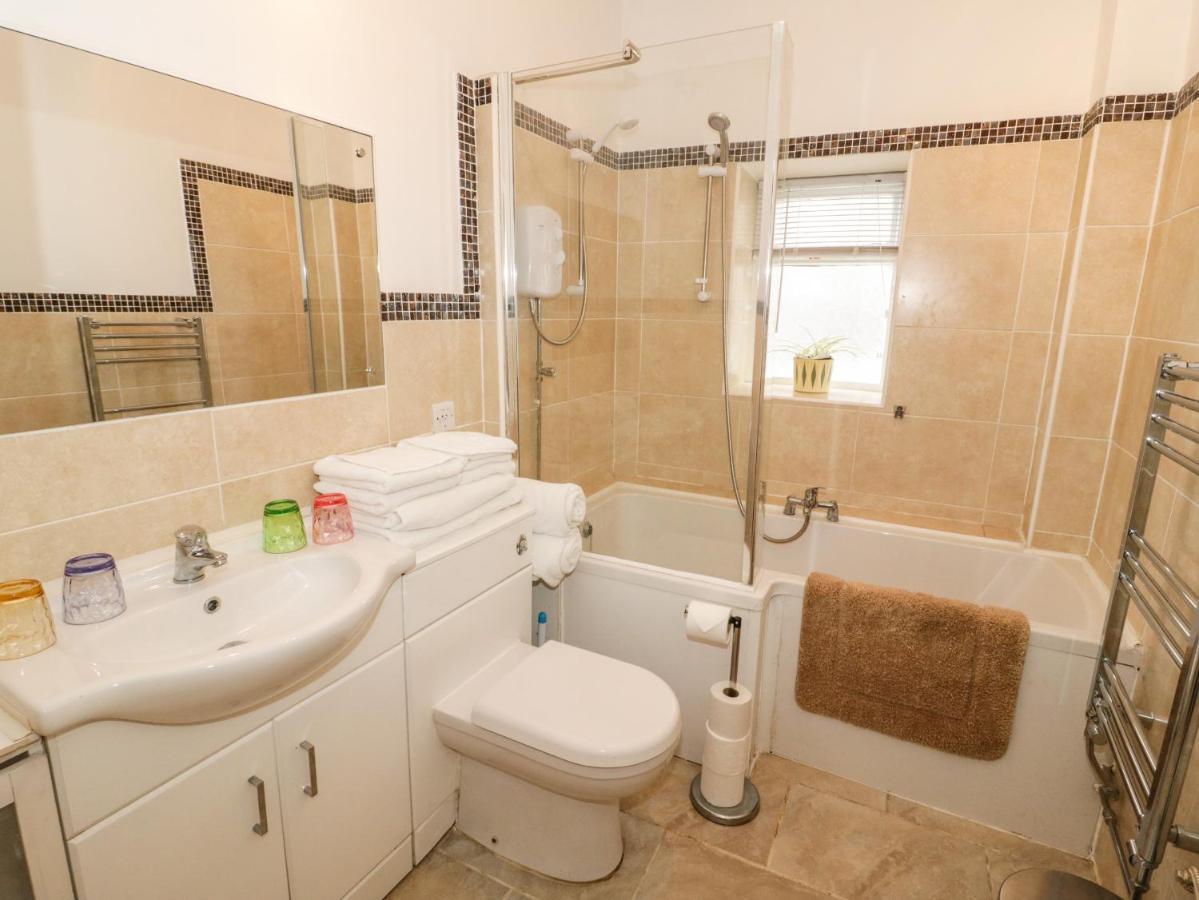 Llys Madoc, Basement Apartment Penmaen-mawr 외부 사진